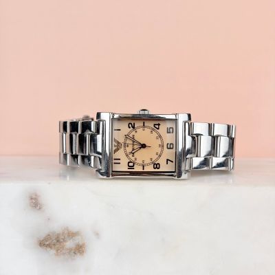 une montre posée sur une table en marbre
