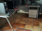 une photo d'un bureau d'informatique sur lequel sont posés de nombreux ordinateurs