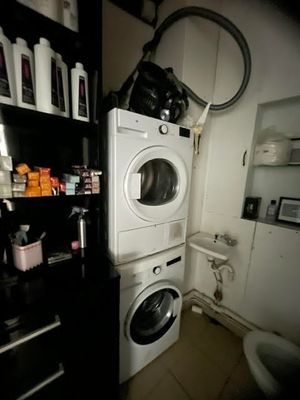 un lave-linge et un sèche-linge dans une petite pièce