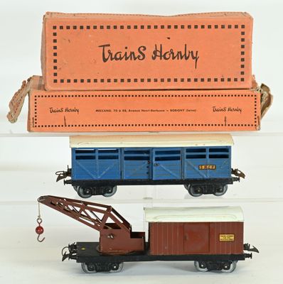 un petit train avec une boîte posée dessus
