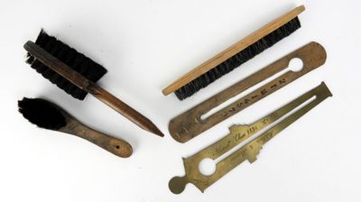 un grand nombre d'outils posés sur la table