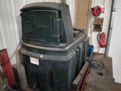 une pile de poubelles posée dans un garage