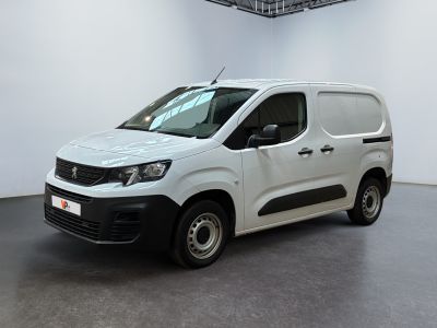 La camionnette blanche est garée dans une grande pièce blanche