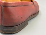 gros plan d'une paire de chaussures sur une surface blanche