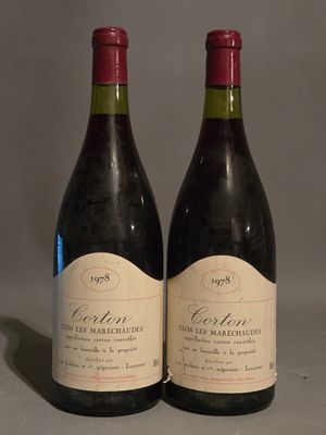 deux bouteilles de vin rouge posées l'une à côté de l'autre sur une table