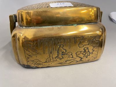 Boite en laiton brule parfum de forme rectangulaiire à décor…