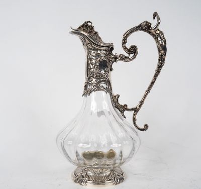 un pichet ancien en verre plaqué argent sur fond blanc
