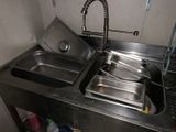 deux éviers dans la cuisine, chacun avec un lavabo et un robinet