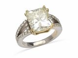 un gros plan d'une bague sertie d'un diamant taille princesse