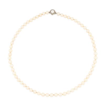 un collier de perles blanches avec un fermoir en argent sur fond blanc