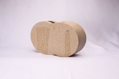 une boîte en carton en forme de cœur sur fond blanc