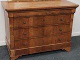 une commode en bois surmontée d'un miroir
