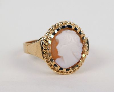 une bague en or avec un camée, un camée, un camée, un camée, un camée, un camée, un camée, un camée, un camée, un camée, un camée, un camée, un camée, un camée, un camée, un camée