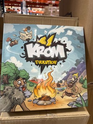 une boîte en carton sur laquelle est posé un jeu, dans un magasin