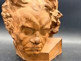 une image représentant une sculpture représentant une tête d'homme posée sur un livre