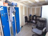 un casier bleu et une chaise dans un coin de la pièce