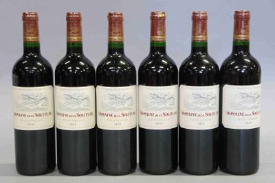 six bouteilles de vin sont alignées dans une rangée