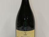 la bouteille de vin rouge est posée sur la table