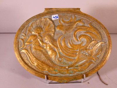 assiette en or décorée d'une sirène et de poissons, posée sur un socle