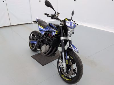 une moto bleue et blanche garée dans un garage