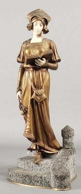 statue en bronze représentant une femme tenant un livre, posée sur un socle en pierre