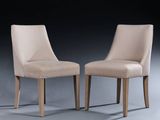 une paire de fauteuils rembourrés beiges sur fond noir