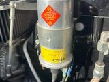 une image montrant un gros plan d'un moteur auquel sont reliés des fils