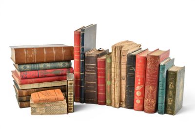 un grand nombre de vieux livres empilés les uns sur les autres