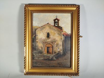 une peinture à l'huile représentant une église, dans un cadre doré, accrochée à un mur blanc
