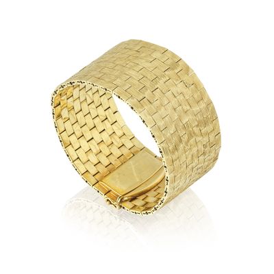gros plan d'une bague en or sur fond blanc