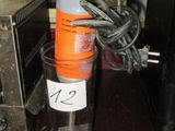 une photo d'un verre contenant un cordon, posé sur un bureau