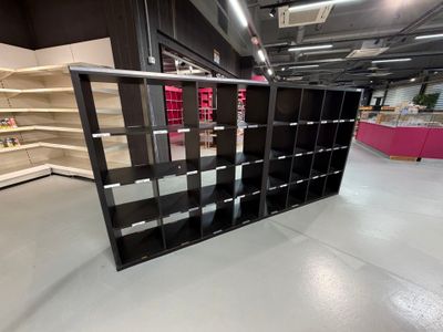 un grand magasin vide avec des rayons au milieu de la pièce