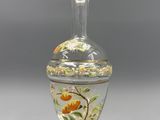 une image représentant un vase en verre orné de fleurs peintes