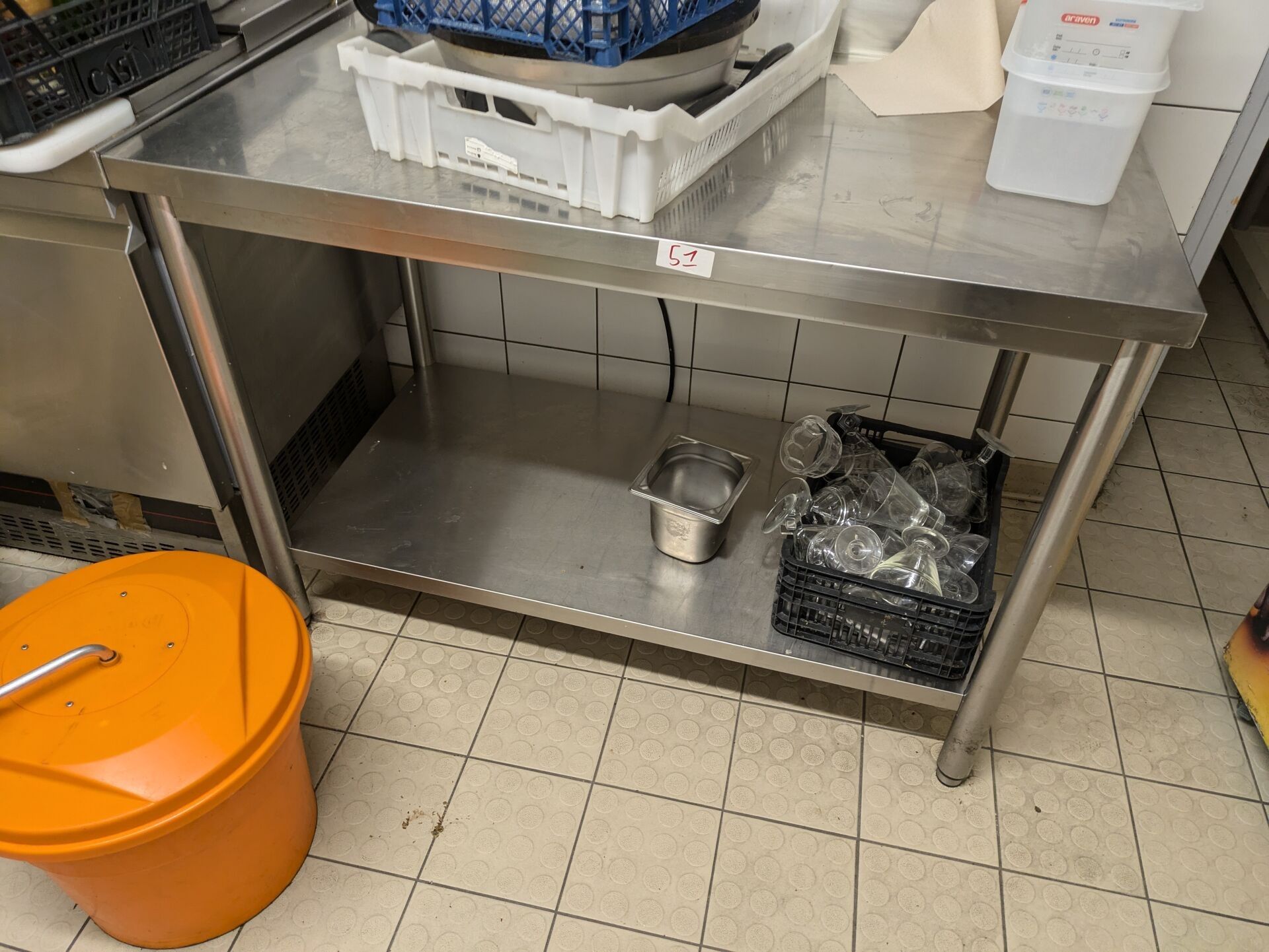 Table en inox à dosseret avec plateau d'entrejambes