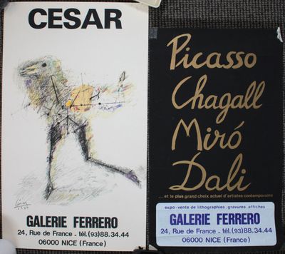 deux livres posés sur une table
