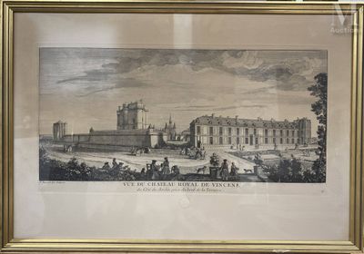 une vieille photo d'un château avec une calèche devant