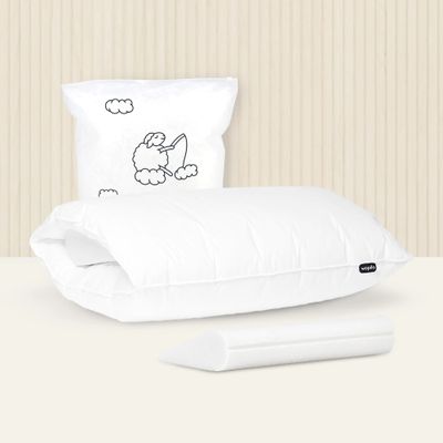 un lit blanc sur lequel se trouvent un oreiller et une taie d'oreiller