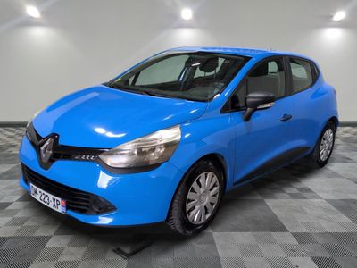 une voiture bleue est garée dans une pièce au sol à carreaux