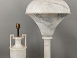 paire de lampes en marbre blanc sur socle, surmontées d'une lampe