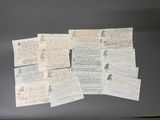 de nombreux vieux papiers qui sont accrochés sur la porte du réfrigérateur