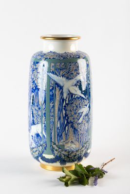 un vase bleu et blanc posé sur une table