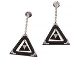 une paire de boucles d'oreilles noires et blanches serties de diamants