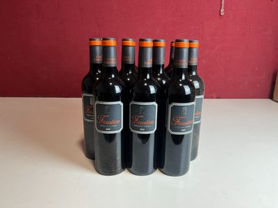 six bouteilles de vin rouge sont alignées sur une table