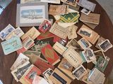 une table sur laquelle sont posées de nombreuses cartes postales anciennes