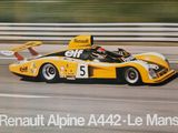 une image représentant une voiture de course jaune filant sur un circuit