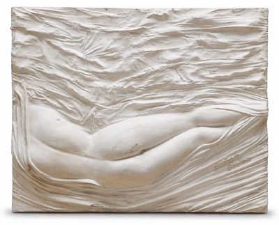 une image représentant une sculpture représentant le torse d'une femme sur fond blanc
