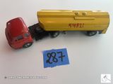 un camion miniature et un autre camion miniature posés sur une table