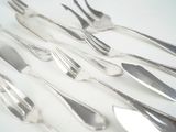 beaucoup de fourchettes et de cuillères sur la table