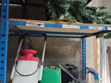 un petit sapin de Noël posé sur une étagère dans un garage