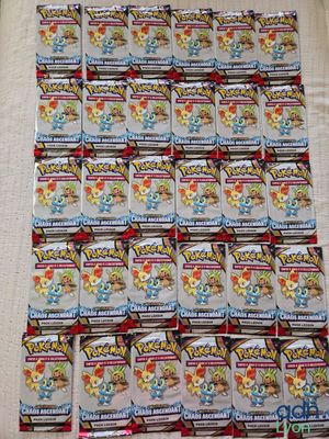 une pile de cartes à collectionner pokemon posée sur une table